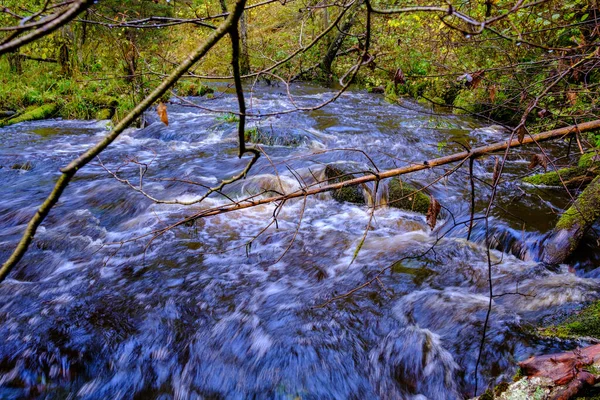 Klidný Les Smal Lriver Malým Vodopádem Přírodních Skal Voda Tekoucí — Stock fotografie