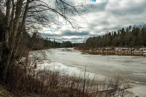Крижаний Блок Покритий Річкою Взимку Пісковиковими Скелями — стокове фото