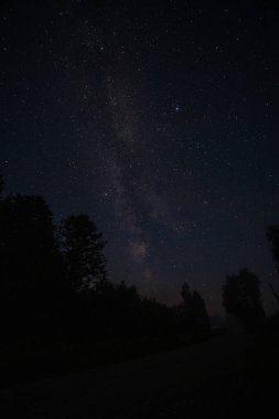 Yıldızlı karanlık gece gökyüzü ve Mily Way galaksisi. yaz gecesi