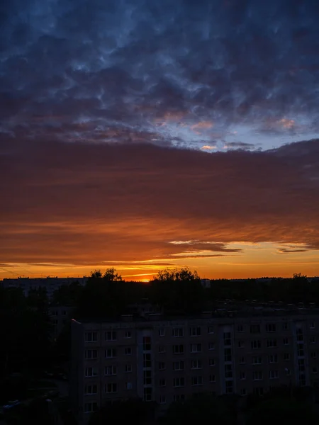 Buio Tramonto Colorato Sui Tetti Della Città Con Colori Drammatici — Foto Stock