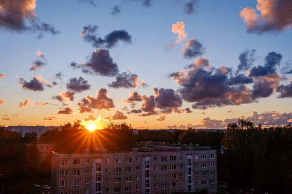 Mörka Färgglada Solnedgång Över Stadens Hustak Med Dramatiska Färger Och — Stockfoto