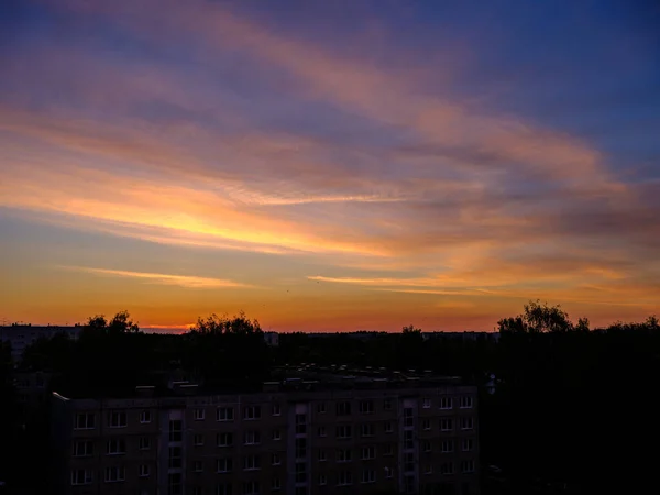 Donker Kleurrijke Zonsondergang Daken Van Stad Met Dramatische Kleuren Wolken — Stockfoto