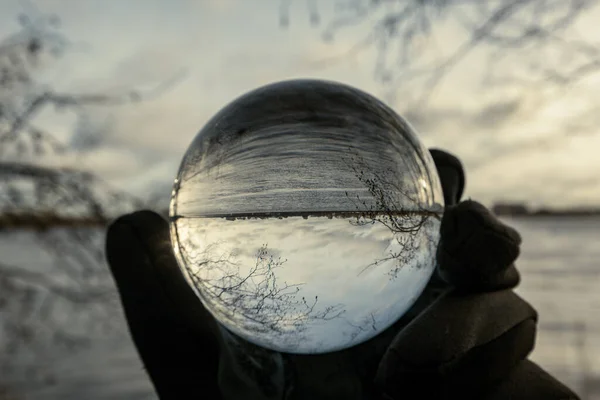 Männliche Hand Hält Glaskugel Gegen Sonnenuntergang Und Bäume — Stockfoto