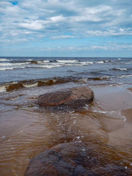 Baltische Zee Strand Met Wit Zand Grote Rotsen Bij Mistig — Stockfoto