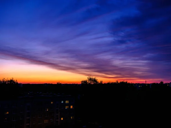 Dunkler Farbenfroher Sonnenuntergang Über Den Dächern Der Stadt Mit Dramatischen — Stockfoto