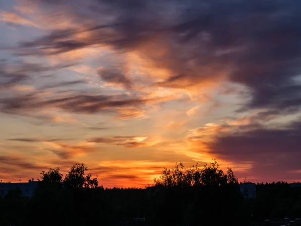 Puesta Sol Colores Oscuros Sobre Los Tejados Ciudad Con Colores — Foto de Stock