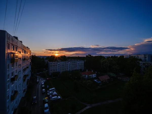 Mörka Färgglada Solnedgång Över Stadens Hustak Med Dramatiska Färger Och — Stockfoto