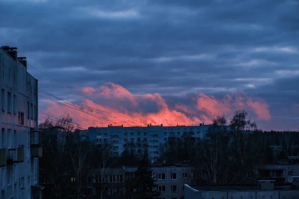 Tmavý Barevný Západ Slunce Nad Střechami Města Dramatickými Barvami Mraky — Stock fotografie
