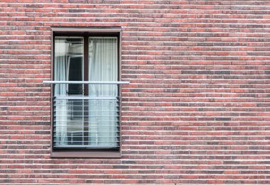 windows ile tuğla duvar