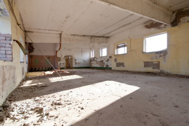 eski terk edilmiş evde merdiven