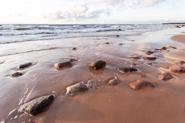 Praia rochosa em mar baltico — Fotografia de Stock