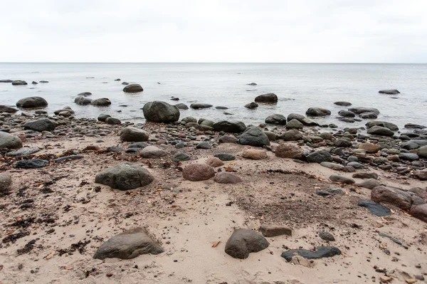 Rotsachtig strand in Baltische Zee — Stockfoto