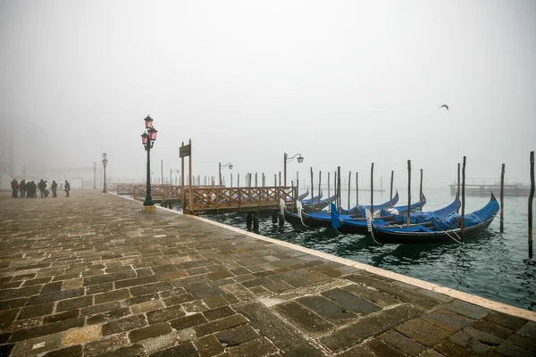 Vista de rua enevoada em Veneza com gôndolas — Fotografia de Stock
