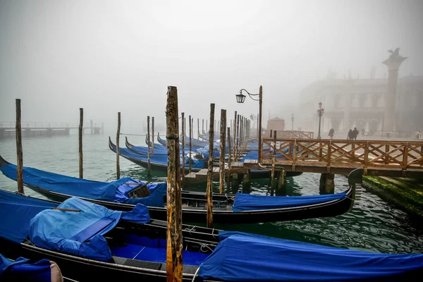 Vista de rua enevoada em Veneza com gôndolas — Fotografia de Stock