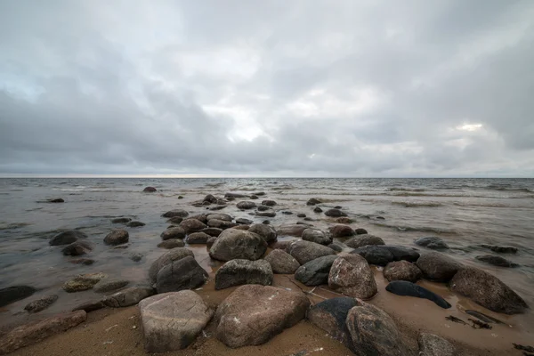 Roches humides sur le rivage de la mer baltique — Photo