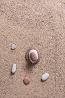 Zen Bahçe kum dalgaları ve Taş heykeller