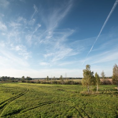 ülkenin peyzaj alanları ve mavi gökyüzü