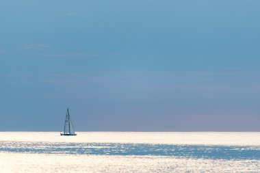 sunrise denizde küçük tekne