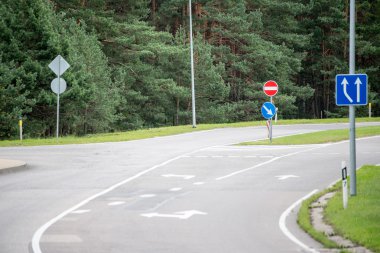 yol işaretleri ve asfalt üzerinde çizgiler
