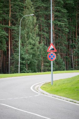 yol işaretleri ve asfalt üzerinde çizgiler