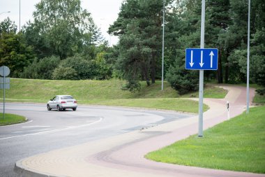 yol işaretleri ve asfalt üzerinde çizgiler