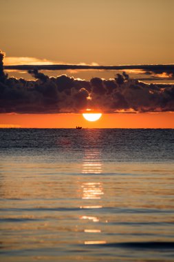 vahşi plajda denizin güzel gündoğumu