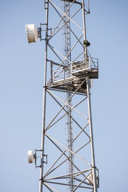 Anten ile yüksek kule 