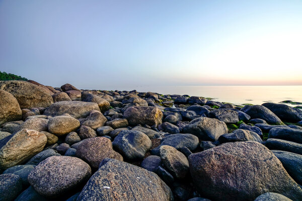 Пляж Роки на закате с молочной водой
