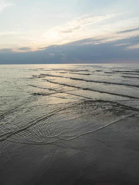 Θάλασσα με κύματα πριν το ηλιοβασίλεμα — Φωτογραφία Αρχείου
