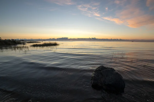 Bella alba in mare sulla spiaggia selvaggia — Foto Stock