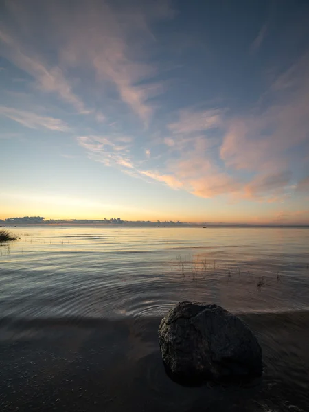 Bella alba in mare sulla spiaggia selvaggia — Foto Stock