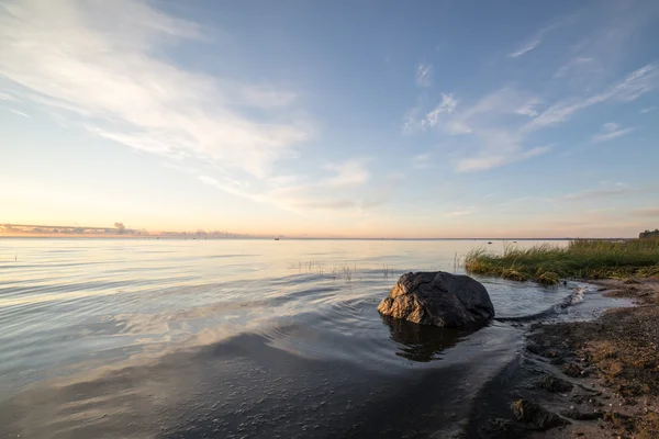 Piękny wschód słońca na morzu na dzikiej plaży — Zdjęcie stockowe