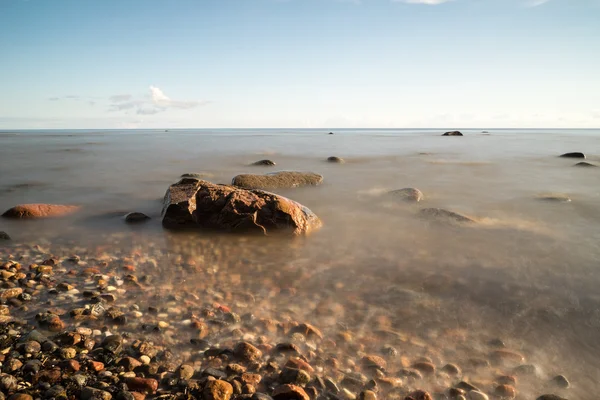 Pohled na skalnaté pobřeží po ránu. Dlouhá expozice. — Stock fotografie