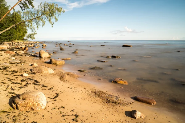 Pohled na skalnaté pobřeží po ránu. Dlouhá expozice. — Stock fotografie