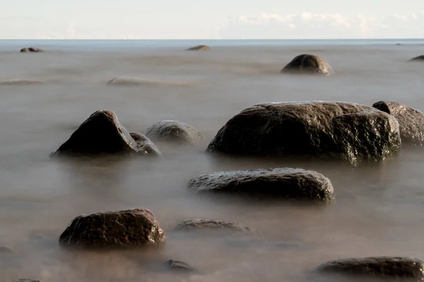 Pohled na skalnaté pobřeží po ránu. Dlouhá expozice. — Stock fotografie