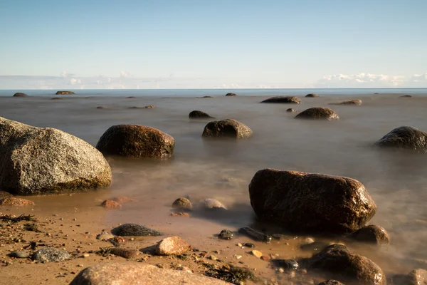 Pohled na skalnaté pobřeží po ránu. Dlouhá expozice. — Stock fotografie