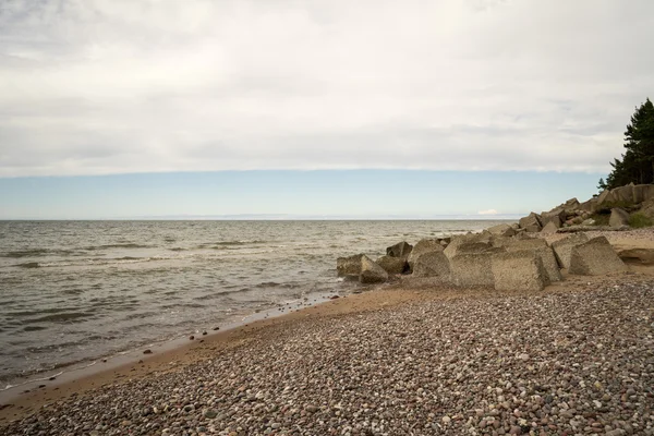 Plage rocheuse dans la mer baltique — Photo
