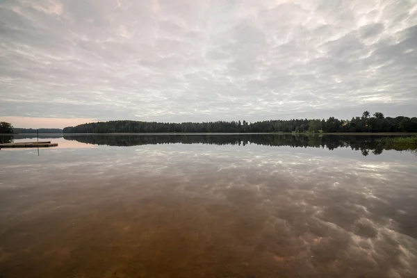 ボードウォークと湖の雲の反射 — ストック写真