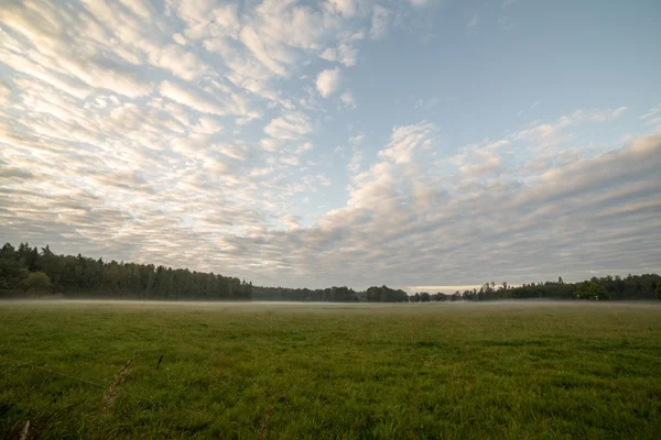 Majestosa paisagem rural sob céu matutino com nuvens . — Fotografia de Stock