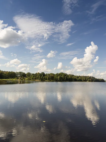 Reflejo de nubes en el lago con paseo marítimo — Foto de Stock