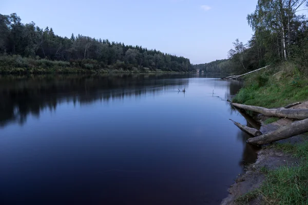 Odraz mraků v jezeře s dřevěný — Stock fotografie