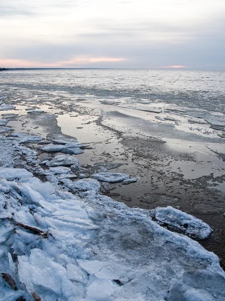 Blocchi di ghiaccio congelati in mare — Foto Stock