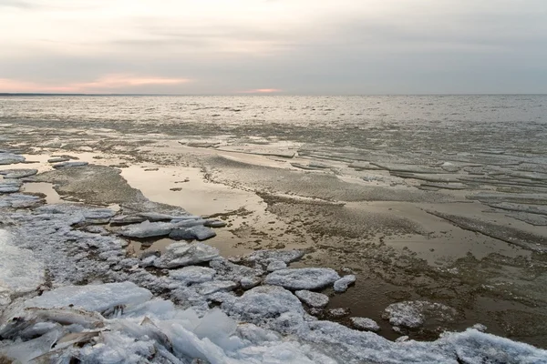 Gefrorene Eisblöcke im Meer — Stockfoto