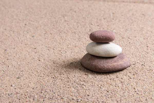 Zen jardín olas de arena y esculturas de roca — Foto de Stock