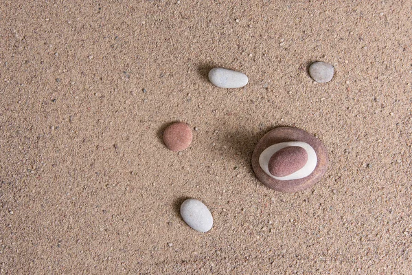 Zen gelombang pasir taman dan patung-patung batu — Stok Foto