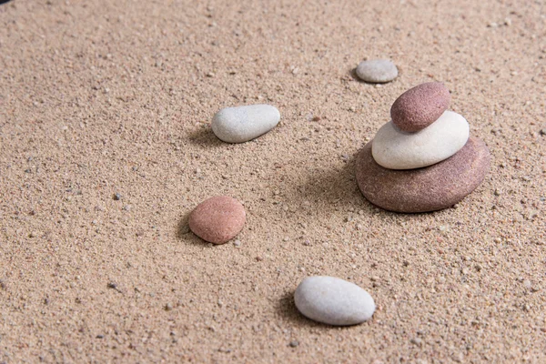 Zen jardín olas de arena y esculturas de roca — Foto de Stock