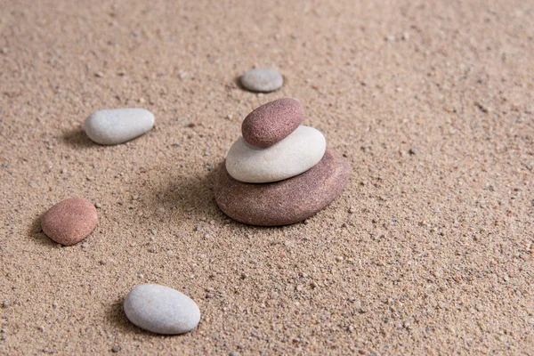 Zen jardín olas de arena y esculturas de roca — Foto de Stock