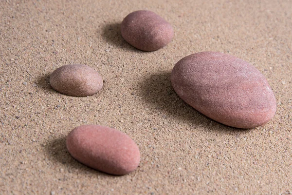 Zen jardín olas de arena y esculturas de roca — Foto de Stock