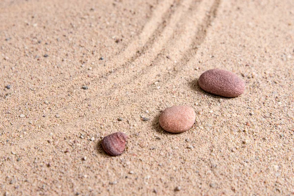 Zen jardín olas de arena y esculturas de roca — Foto de Stock