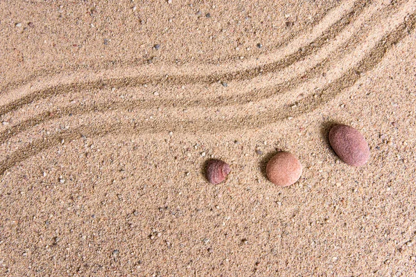 Zen jardín olas de arena y esculturas de roca — Foto de Stock